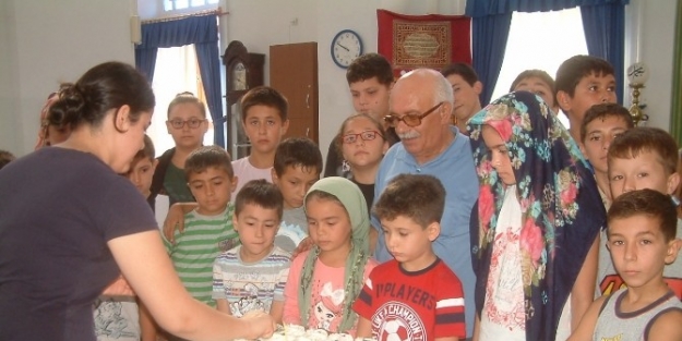 Burhaniye’de Öğrenciler Camide Yaş Günü Kutladı