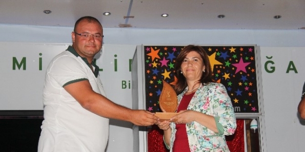 Burhaniye’de Doğa Koleji’nden Plaket