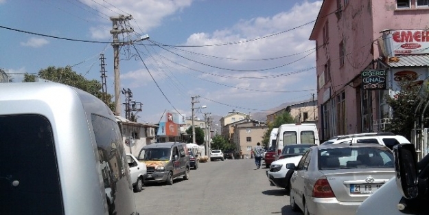 Kulp’ta  İkili Park Eden Araçlara Esnaftan Tepki