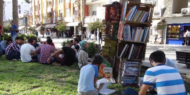 Üniversite Öğrencilerinden Açık Hava Kütüphanesi