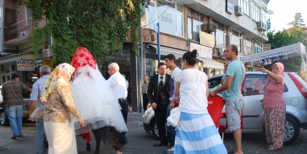 Efeler Diyarında Gelinler Lüks Otomobil Yerine Atı Tercih Ediyor