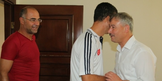 Saruhanlı’da Masterler’den Başkan Yaralı’ya Forma