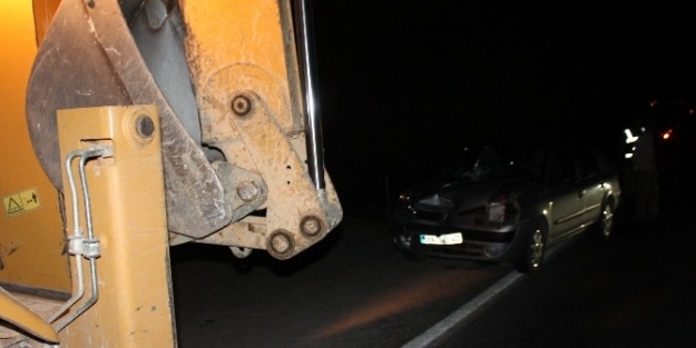 Otomobil, İş Makinesine Çarpti: 6 Yaralı