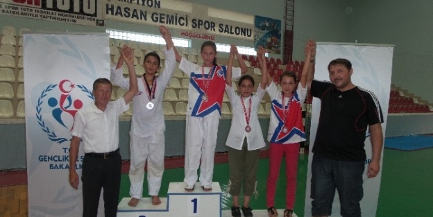 Kamerspor Üçüncülük Kupasını Kaldırdı