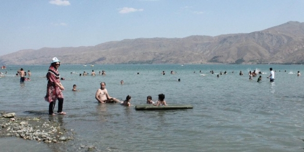 Sıcaklar Hazar Gölü Plajını Doldurdu