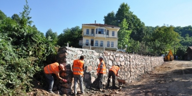 Nushetiye’de Grup Yoluna Taş Duvar Yapılıyor