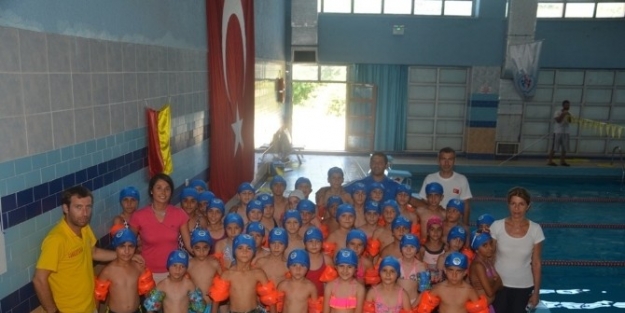 Dilovası Belediyesi Yüzme Kursu Devam Ediyor