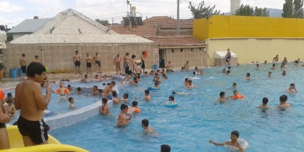 Sıcaktan Bunalanlar Açık Havuza Koşuyor