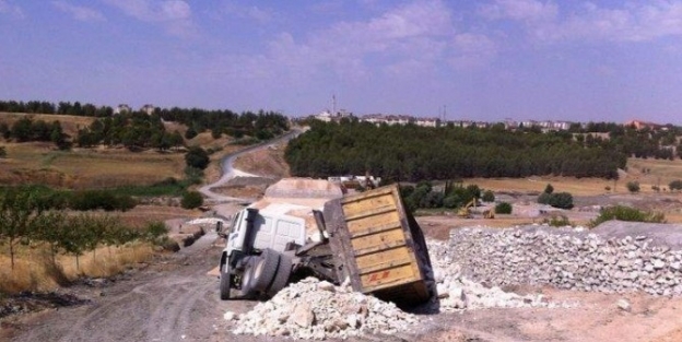 Yük Taşıyan Kamyonlar Devrildi