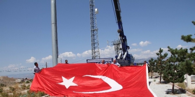 Suşehri’nde Türk Bayrağı Yenisiyle Değiştirildi