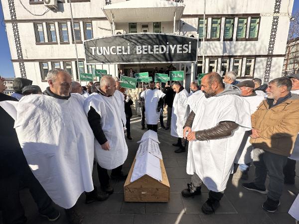 Çöp tesisine karşı çıkan köylülerden kefenli tabutlu protesto