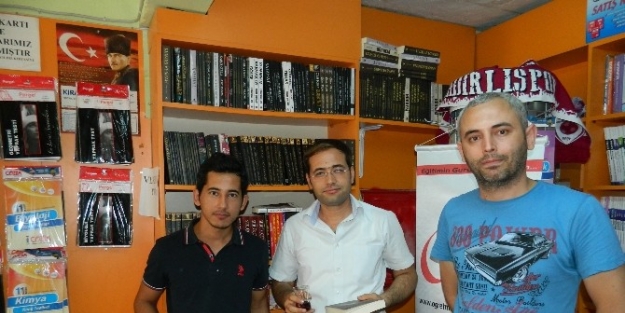 (özel Haber) Kitap Satışı İçin İlginç Kampanya: Kitap Alana Çay Bedava