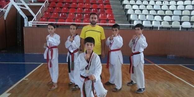 Şahinbey Belediye Sporlu Tekvandoculara 5 Madalya Birden