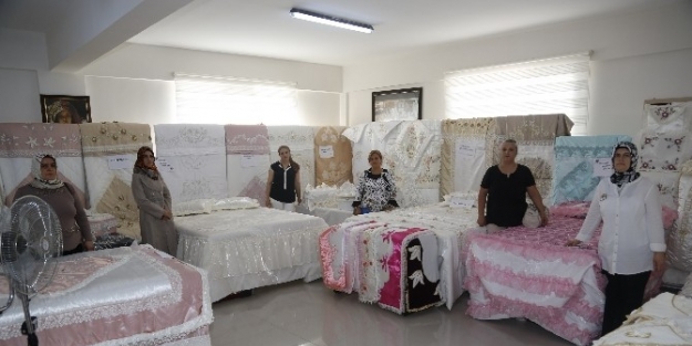 Kursiyerler El Emeği Göz Nuru Ürünlerini Sergiledi