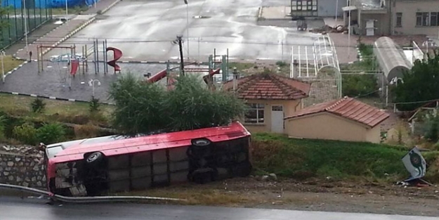 Tosya'da otobüs duvara çarptı! 34 yaralı...
