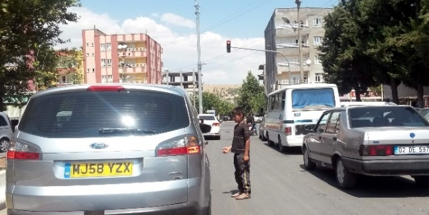 Dilenen Suriyeli Çocuklarin Önüne Geçilemiyor