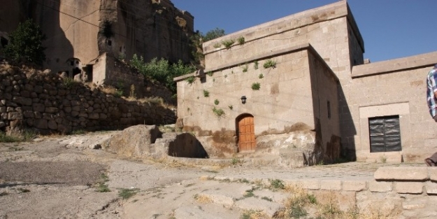 Aksaray’da Tarihi Kilise Cami Bakımsızlıktan Dökülüyor