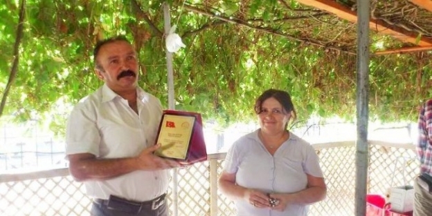 Burhaniye’de Emekli Olan Bayana Plaket