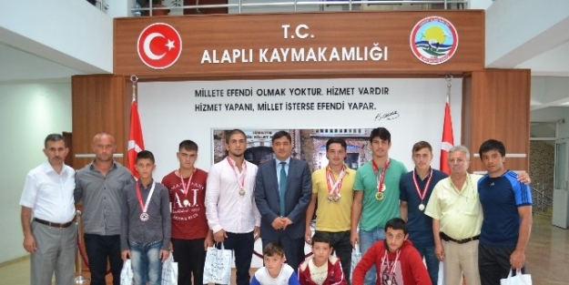 Başarılı Güreşçiler’den Kaymakama Ziyaret