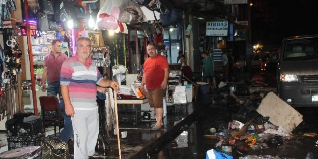 Sağnak Yağış Nedeniyle İş Yerlerine Su Bastı.