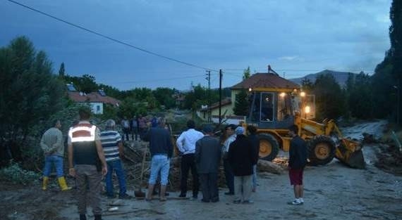 Sarıoğlan İlçesinde Sel Etkili Oldu