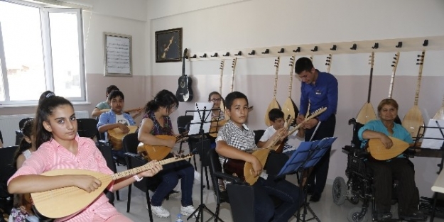 Bağlama Sevgisi Engel Tanımadı