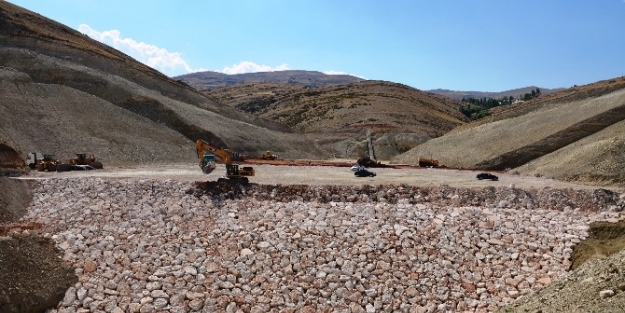 Üç Gölet Ve Sulaması İnşaatlarinda Çalişmalar Devam Ediyor