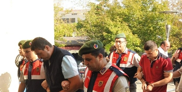 Kar Maskesi Giyip İşçileri Bağlayıp Silahla Fabrikayı Soydular