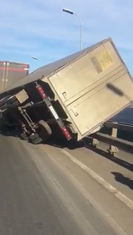 Rusya fırtına köprü üstündeki TIR'ı yan yatırdı