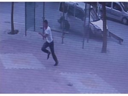 Kaza yapınca kız arkadaşını bırakıp kaçtı