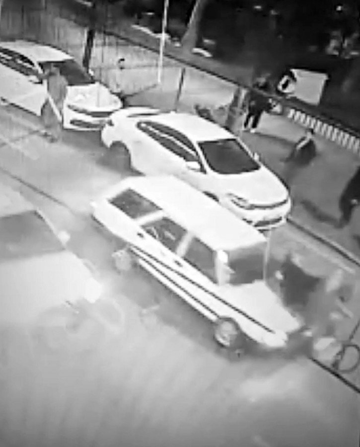 Bursa'da yolun karşısına geçen aileye otomobil çarptı