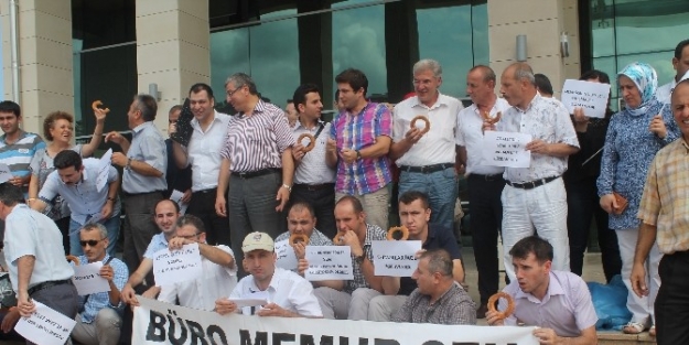 Hakim Ve Savcılara Yapılacak Zammı Simit Yiyerek Protesto Ettiler