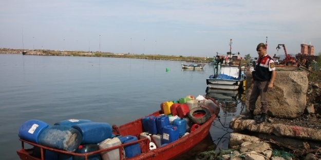 Balıkçı Teknesinde 3 Ton Kaçak Mazot Ele Geçirildi