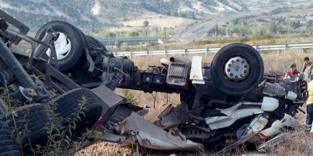 Kontrolden Çikan Tır Takla Attı: 1 Ölü