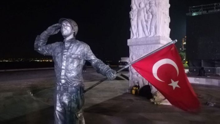 'Canlı Heykel' asker selamıyla dünya rekoru kırmayı hedefliyor