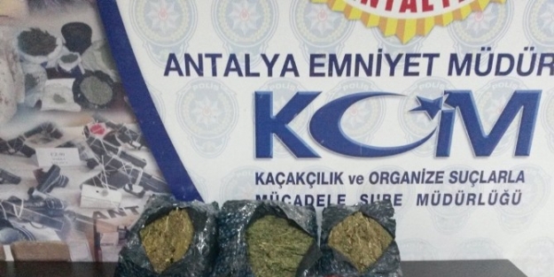 Antalya’da 2 Kişi 3 Kilo Esrar İle Yakalandı