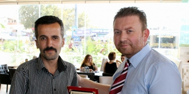 Edremit Ak Parti’den Gazeteciye Teşekkür Plaketi