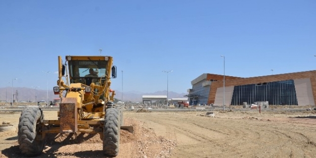 Yüksekova Havalimanı’nda Çalişmalar Tüm Hızıyla Sürüyor