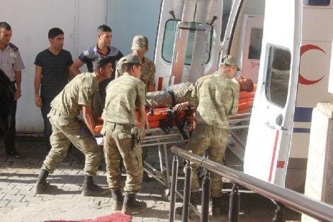 Askeri araç devrildi, 2 asker yaralı