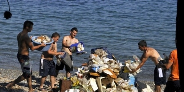 Siviller Çöplerini Bıraktı, Asker Temizledi