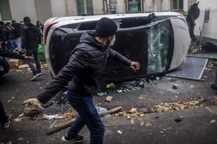 Paris'te terör örgütü PKK destekçilerinin olaylı gösterisi