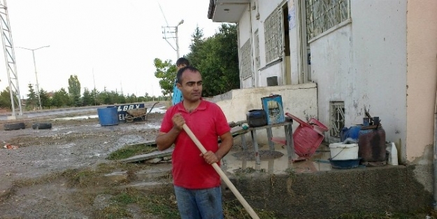 Topaklı’de Sel Ev Ve İşyerlerinde Zarara Neden Oldu