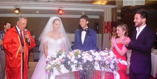 Kızının Nikahını Kıydı