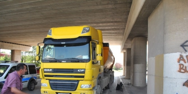 Kocaeli’nde Otomobille Kamyon Çarpişti: 1 Yaralı