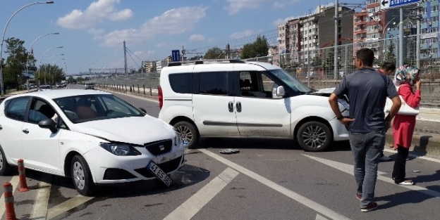 Kocaeli’nde Otomobille Ticari Araç Çarpişti: 2 Yaralı