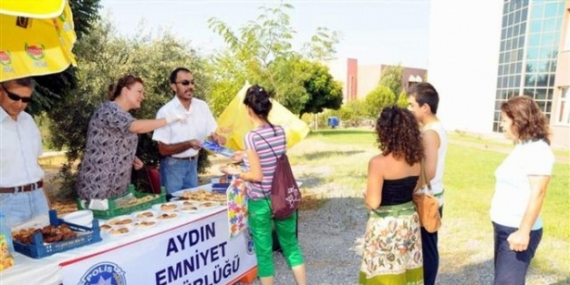 Üniversitelilerin Elini İlk Polis Sıktı