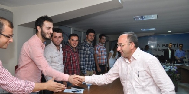 Başkan Üzülmez Ak Gençlerle Konuk Oldu