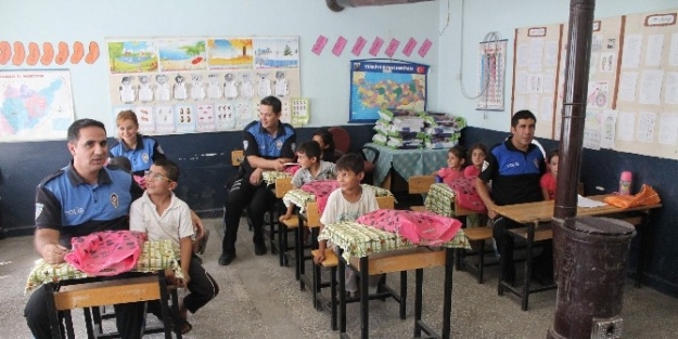 Polislerden Köy Okullarına Kitap Ve Kırtasiye Malzemesi