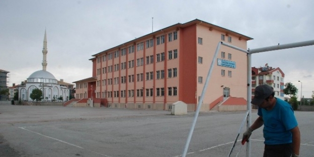Karatay Belediyesi’nden Okul Bahçelerinde Temizlik