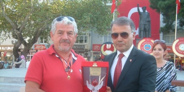 Burhaniye’de Cengiz Turgay’a Onur Plaketi